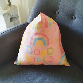 20% OFF -COMBO FIACOSO NUEVO! MANTA CON SOBRE + ALMOHADON + ALMOHADA + ANTIFAZ - ARCO IRIS